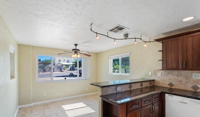Building Photo - Available for a 10 month lease!! 4 bed, 2 bath less than a mile to campus! Pre-leasing for August...
