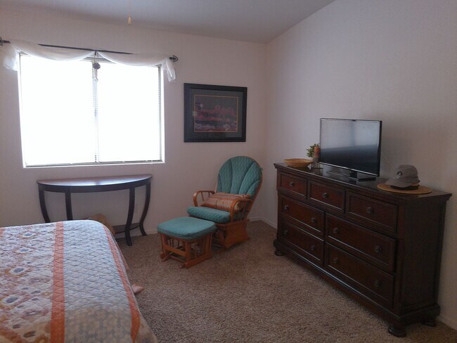 Building Photo - Seasonal Winter Rental Nov 1st to April 30...