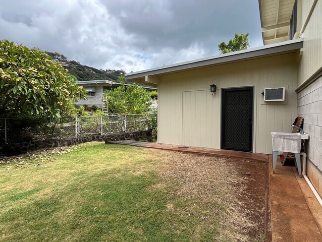 Building Photo - 3/1 with 2 car carport in Pauoa Valley