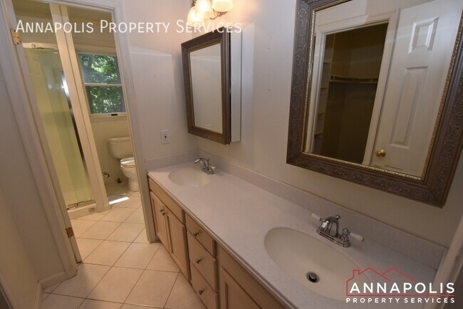 Building Photo - 1069 Carriage Hill Pkwy