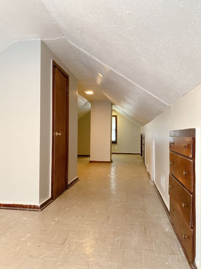 Building Photo - 3 bedroom 1 bath house!