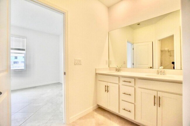 Building Photo - ***BEAUTIFUL - ANNUAL RENTAL***NEWER CONST...