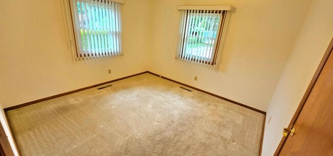 Building Photo - Welcome to this charming 2 bedroom, 1 bath...