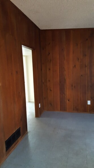 Building Photo - 2107 N Edison Terrace