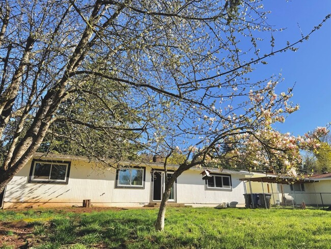 Building Photo - Charming 4BR Home with Huge Yard - W/D and Garage