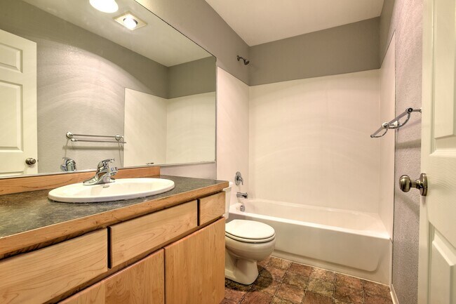 Building Photo - Ballinger Way Condo