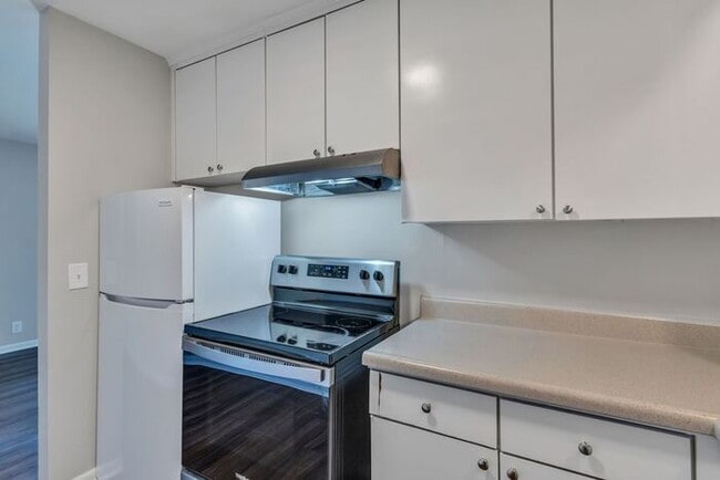 Building Photo - 2 Bedroom Unit was recently renovated. Live walking distance from the downtown square or steps fr...