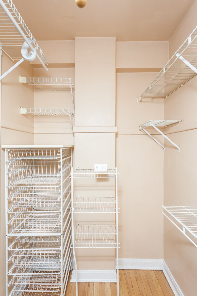 Building Photo - 2328 N Lincoln Park W