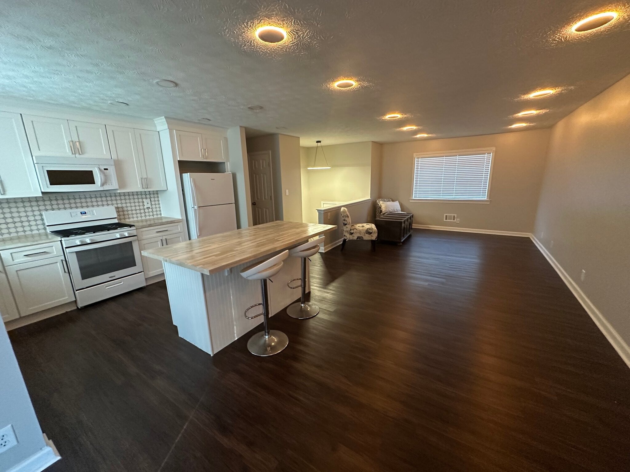 Building Photo - 1 Rainbow Dr