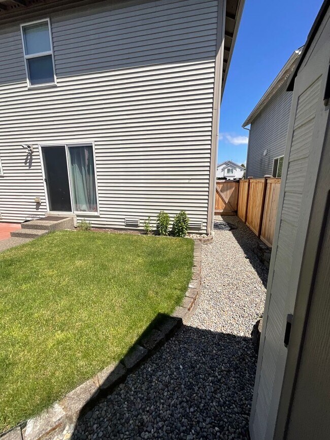 Building Photo - Just in Time for School!!! Beautifully Lan...
