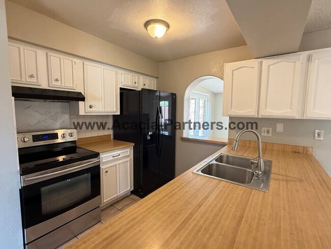 Building Photo - Four Bedroom Home Located in East Tucson Neighborhood