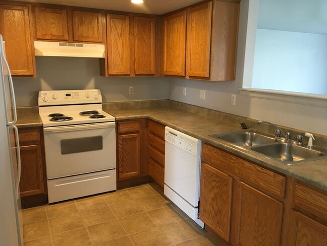 Building Photo - 3 BEDROOM, 2 BATHROOM TWIN HOME