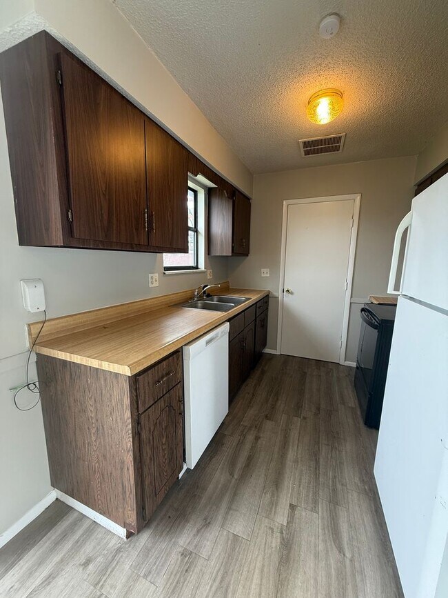 Building Photo - Spacious 2 bedroom 1 bathroom duplex in a great location!