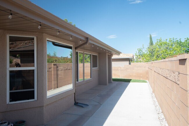Building Photo - Spacious 3-Bedroom Home with Incredible Garage & Prime Location!