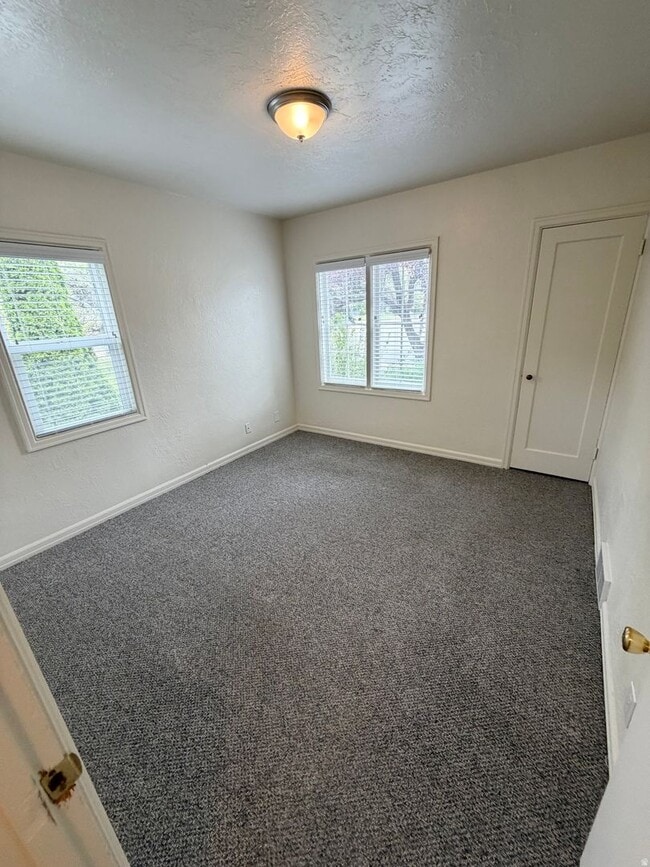 Building Photo - Ideally Located in the Heart of Murray