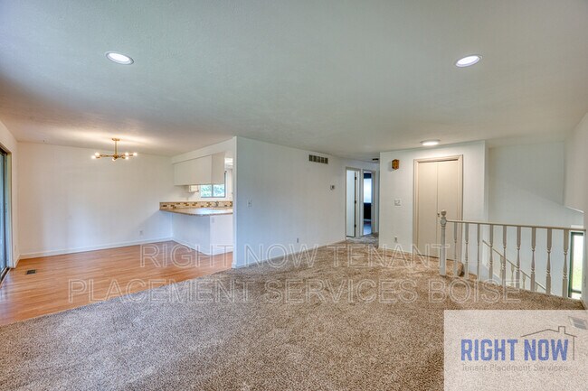 Building Photo - 10763 Hinsdale St