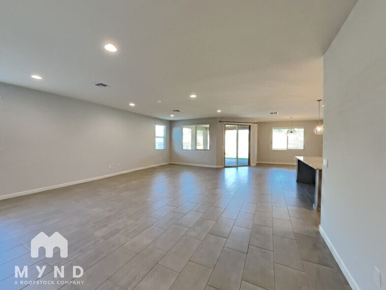 Building Photo - 720 E Silver Canyon Pl