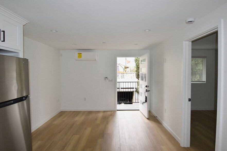 Building Photo - 14830 Dickens St