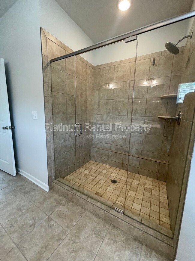 Building Photo - 1825 Dahlia Dr