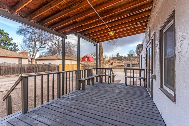 Building Photo - 2072 Oriole Rd