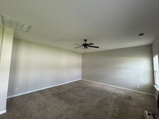 Building Photo - 651 Red Oak Ln