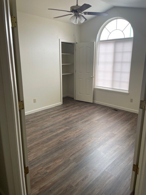 Building Photo - 1227 Green Valley Dr