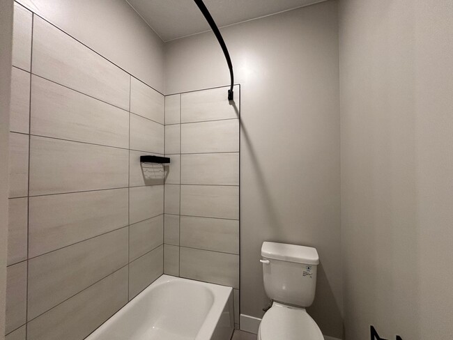 Building Photo - SPACIOUS HOME FOR RENT!