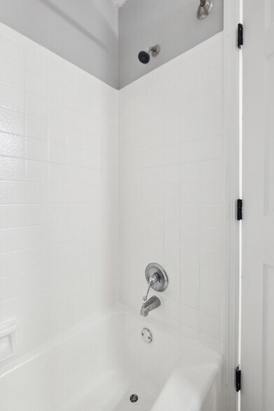 Building Photo - 600 Whispering Hills Dr