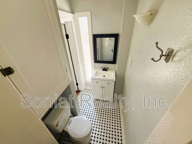 Building Photo - 3308 Upperline St