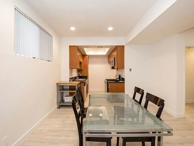 Building Photo - 431 S Kingsley Dr