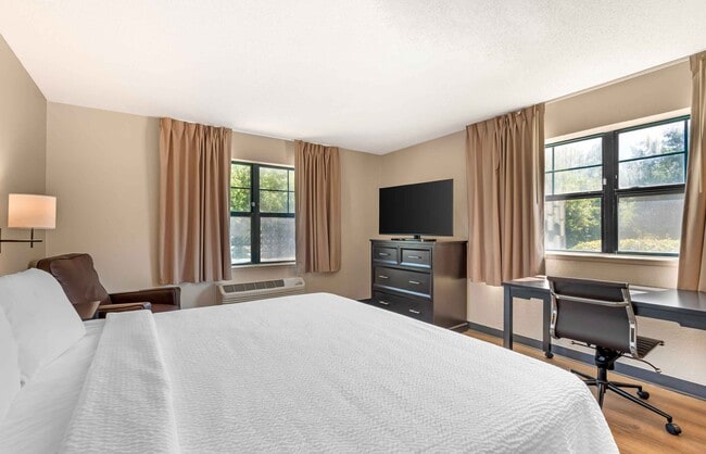 Building Photo - Furnished Studio-St. Petersburg - Clearwater - Executive Dr.