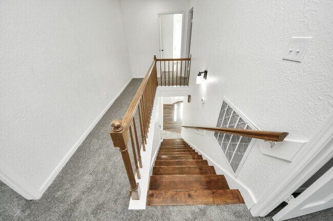 Building Photo - 616 S Rivershire Dr