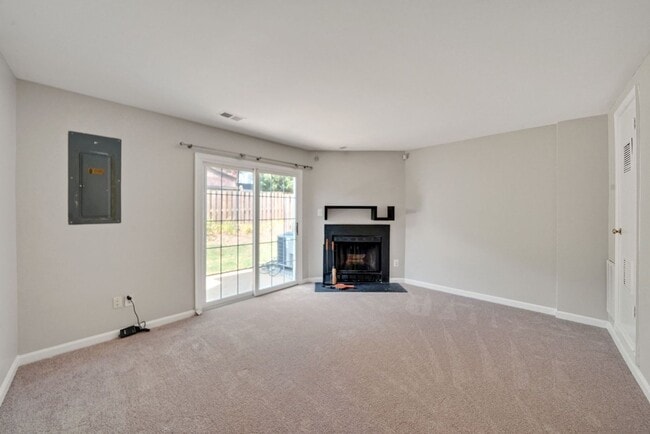 Building Photo - Updated // 3 Bedroom 2 Bathroom Condo // A...
