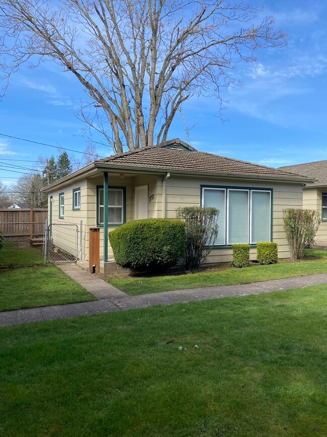 Building Photo - 1761 Market St NE