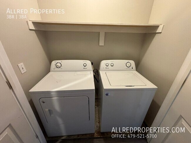 Building Photo - 954 N Daisy Ln