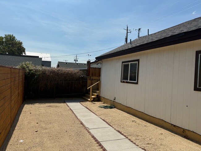 Building Photo - Midtown Cozy Two bedroom Home