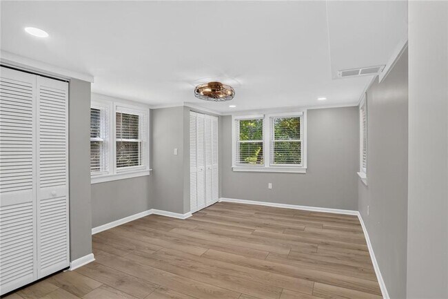 Building Photo - 1220 Roxboro Dr NE