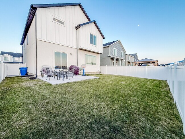 Building Photo - 549 N Orchard Dr