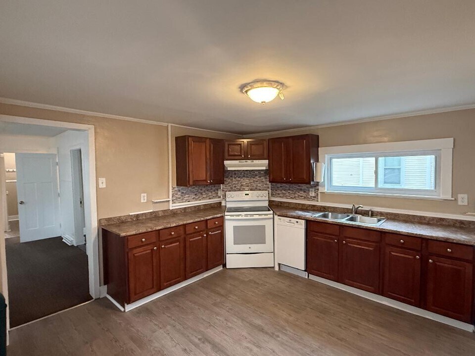 Building Photo - 242 Branch St