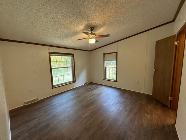 Building Photo - $1,350 / Month | 3 Bed · 2 Bath · 1,375 Sq...