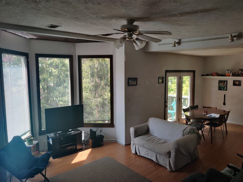 Living Room View - 721 Ivy St