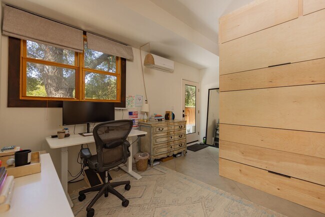 Building Photo - Private Creek Rd Paradise