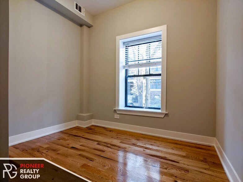 Building Photo - 635 W Oakdale Ave