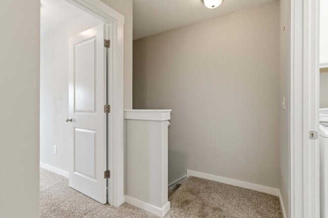 Building Photo - 730 Elmbrook Dr