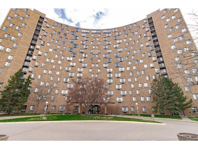 Building Photo - Spacious one-bedroom, one-bath condo in a fantastic St. Paul location!