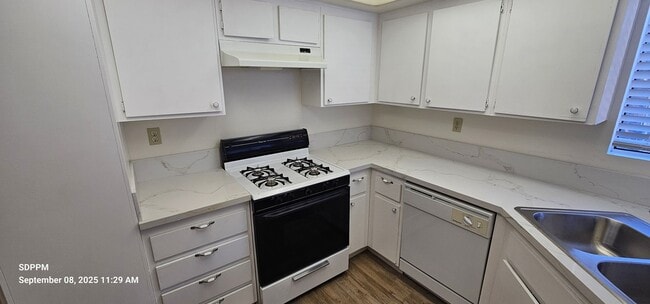 Building Photo - EL CAJON - Nice 3 Bedroom 2.5 Bath Townhou...