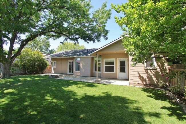 Building Photo - Immaculate Single-Level Home