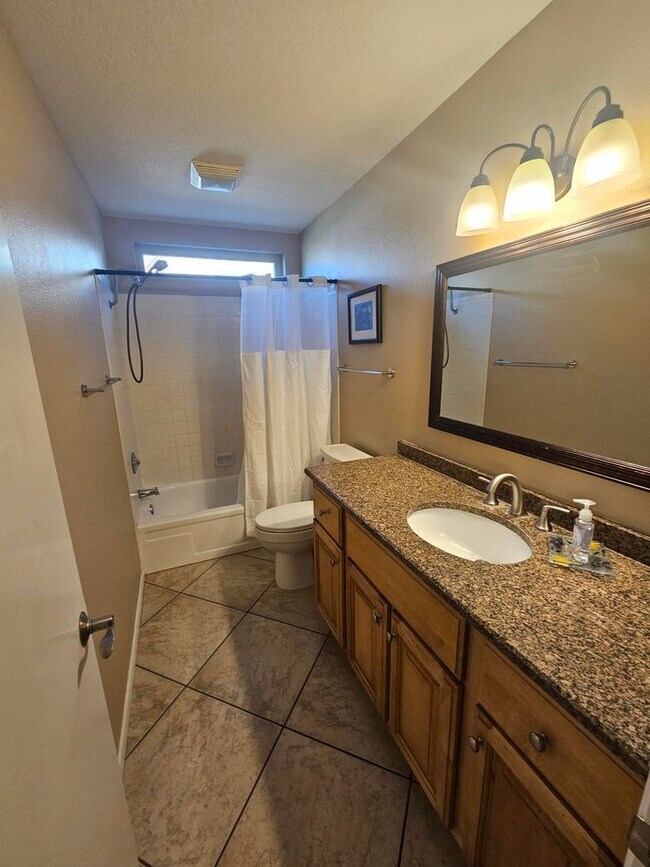 Building Photo - 3 Bedroom 2 Bath Furnished Home