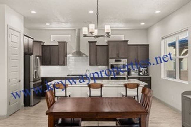 Building Photo - Like New Los Lunas Home!