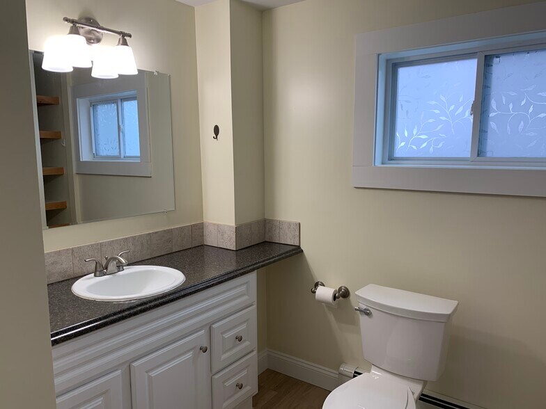 Building Photo - 8 Walnut St